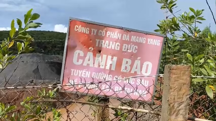 can canh tinh trang sat lo nghiem trong xung quanh mo da trang duc gia lai hinh 6