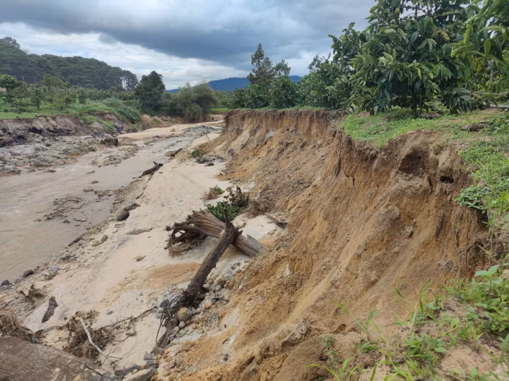 can canh tinh trang sat lo nghiem trong xung quanh mo da trang duc gia lai hinh 1