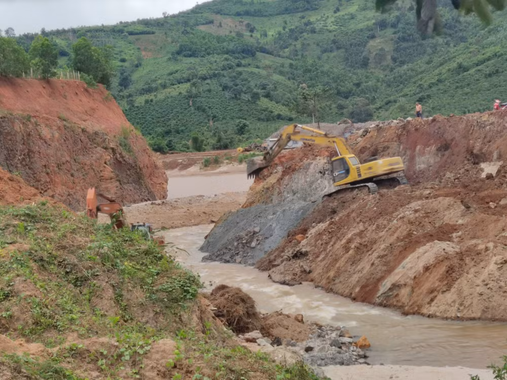 can canh tinh trang sat lo nghiem trong xung quanh mo da trang duc gia lai hinh 4
