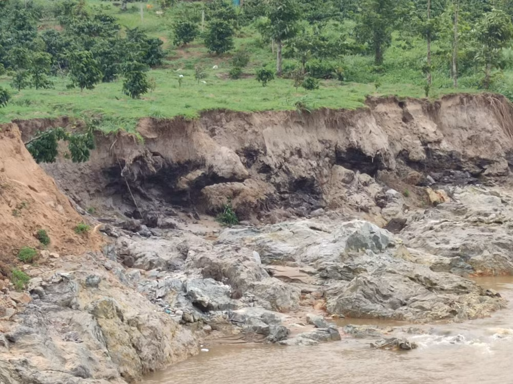 can canh tinh trang sat lo nghiem trong xung quanh mo da trang duc gia lai hinh 2