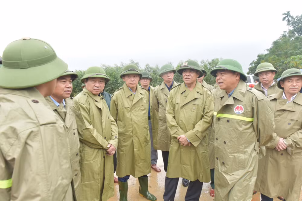 thu truong bo nong nghiep de nghi tinh ha tinh lam ro tinh hinh lu lut o huyen huong khe hinh 1