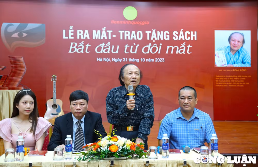 nha tho nhac si doan bong ra mat tap tho bat dau tu doi mat hinh 1