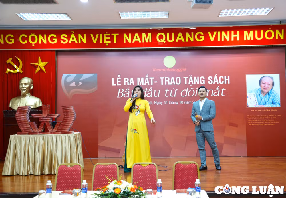 nha tho nhac si doan bong ra mat tap tho bat dau tu doi mat hinh 8