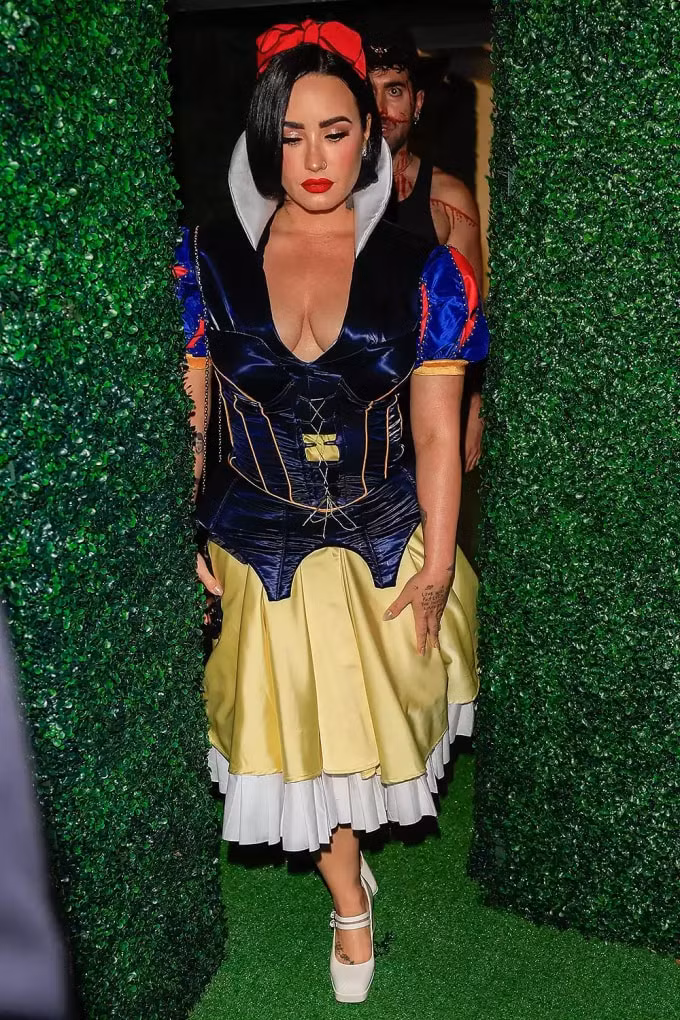 paris hilton va jessica alba hoa than thanh britney spears dip halloween hinh 6