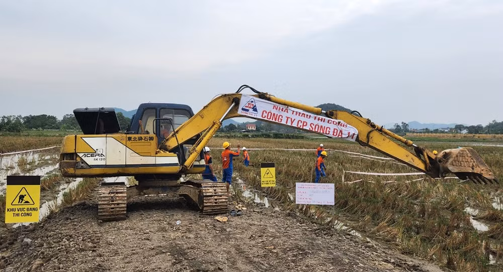 khan truong thi cong duong day 500 kv nam dinh i thanh hoa hinh 2