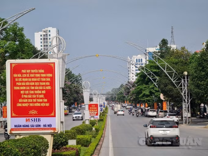 Tại TP Thanh Hóa cờ Tổ quốc, cờ Đảng, panô, biểu ngữ chào mừng ngày bầu cử