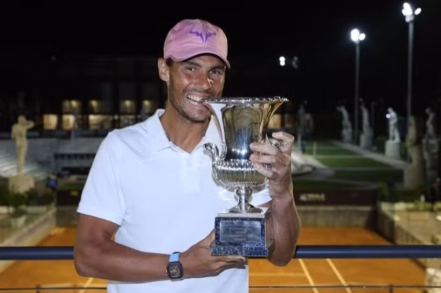 Rafael Nadal khoe chiếc cúp vô địch Italian Open 2021. Ảnh: internet