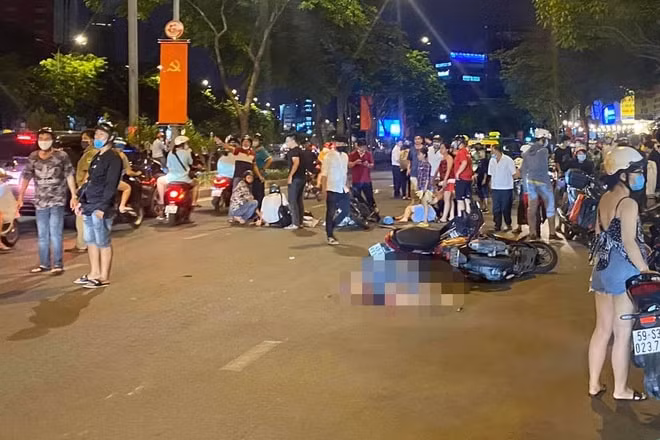 Nghi tên cướp giật bỏ chạy tông vào hai xe máy ở phường 15, quận Bình Thạnh và tử vong tại chỗ. (Ảnh: zing)