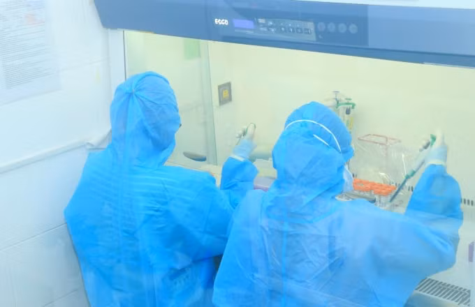 Công tác xét nghiệm đòi hỏi chính xác, nhanh chóng nhằm đáp ứng khẩn cấp việc phòng, chống dịch COVID-19 (ảnh TL).