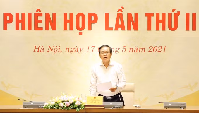 Phó Chủ tịch Quốc hội Đỗ Bá Tỵ, Ủy viên Hội đồng Bầu cử Quốc gia, Trưởng Tiểu ban An ninh, trật tự và y tế phát biểu tại phiên họp.