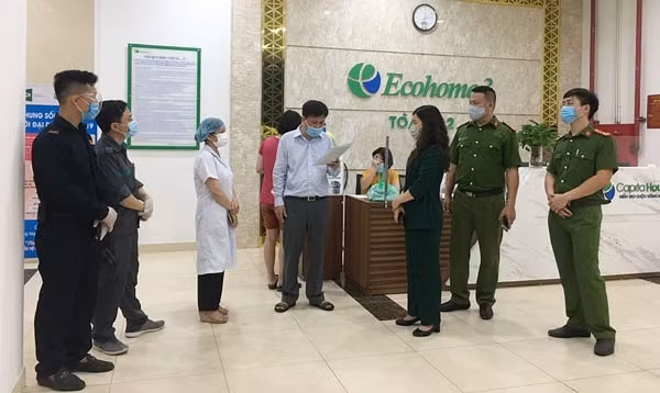 Lãnh đạo quận Bắc Từ Liêm chỉ đạo các biện pháp phòng, chống dịch COVID-19 tại chung cư Ecohome 3, sáng 17/5. Ảnh: Báo Hà Nội mới