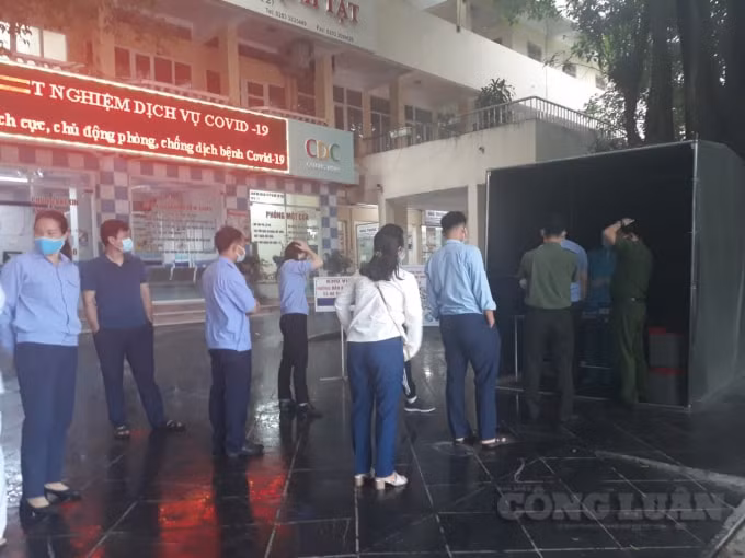 Người dân Quảng Ninh chủ động đến các cơ sở Y tế đủ điều kiện để khám chữa bệnh và xét nghiệm Covid-19 tự nguyện. ẢNh: Nguyễn Quân.