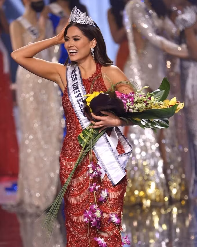 Andrea Meza rạng rỡ trong giây phút đăng quang.