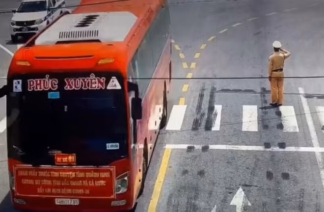 Hình ảnh chiến sỹ CSGT công an huyện Yên Dũng, Bắc Giang chào đoàn xe chở y, bác sỹ chống dịch như thay lời cảm ơn của triệu trái tim. Ảnh cắt từ Video Clip