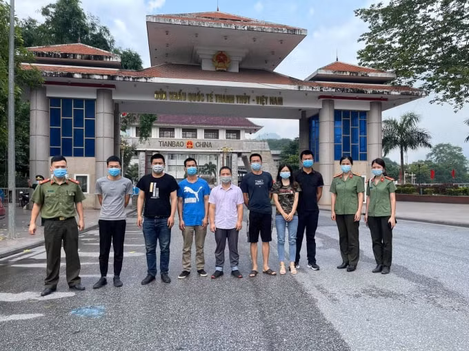 7 người nhập cảnh trái phép (Ảnh: Công an tỉnh Tuyên Quang).
