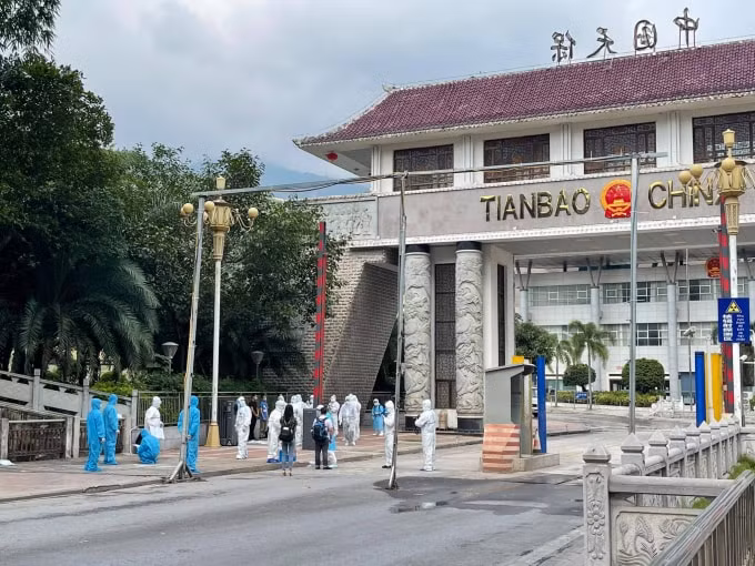 Lực lượng chức năng trao trả những người nhập cảnh trái phép cho lực lượng chức năng Trung Quốc (Ảnh: Công an tỉnh Tuyên Quang).