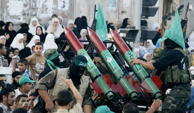 Phong trào Hamas phô trương vũ khí trong một buổi diễu hành. Ảnh: Sputnik