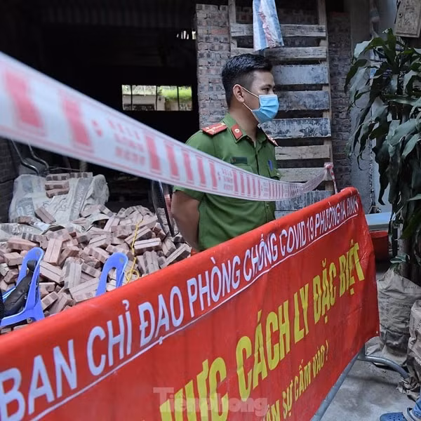 Chiều 17/5, lực lượng chức năng quận Thanh Xuân đã tiến hành khử khuẩn, phong tỏa 20 hộ dân tại ngõ 212 Khương Đình. Ảnh: TPO