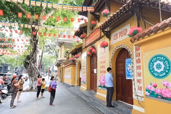 Người dân và Phật tử thành tâm vái vọng bên ngoài chùa Quán Sứ. Ảnh: TTXVN