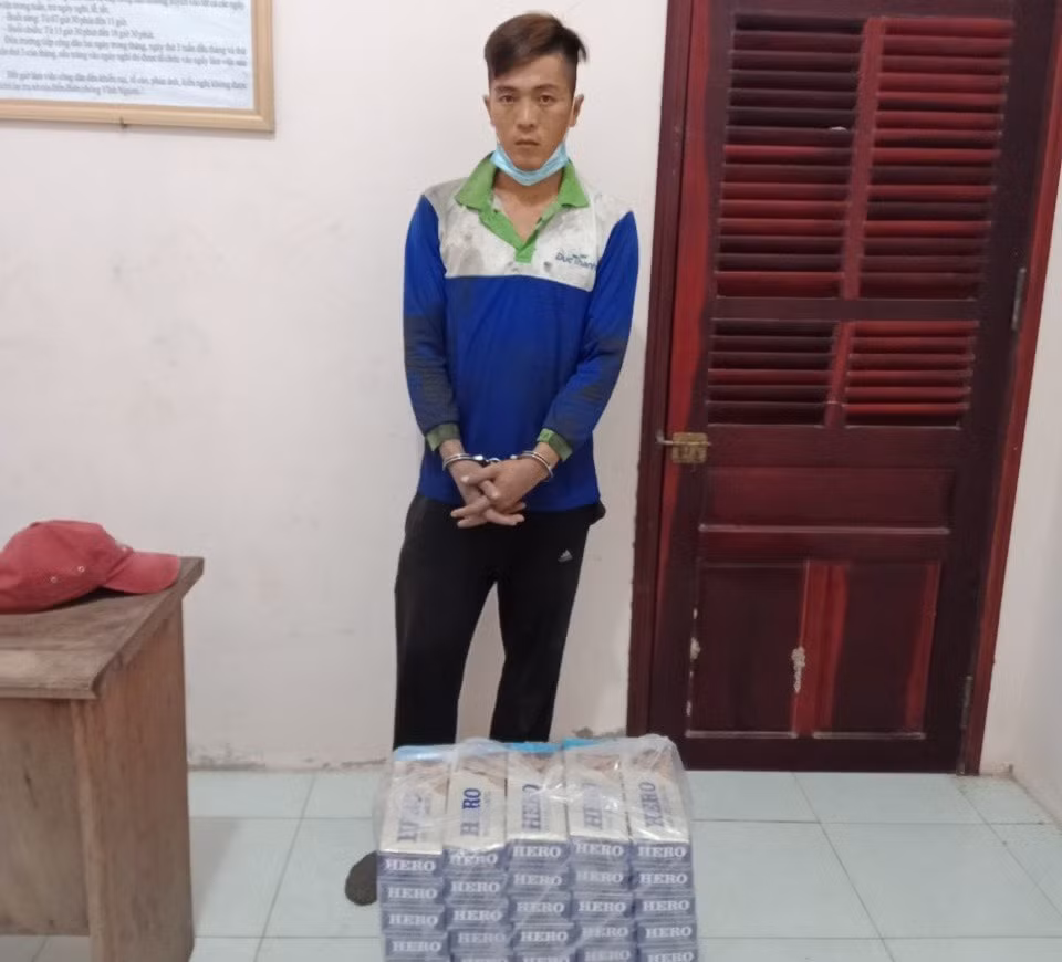 Đối tượng Thanh và tang vật thuốc lá nhập lậu. Ảnh: laodong.vn