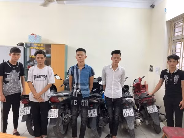 Một số đối tượng bị bắt giữ cùng phương tiện. Ảnh Công an TP Hải Phòng