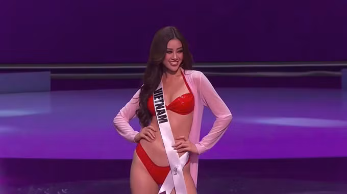 Trang phục áo tắm của người đẹp là bộ bikini màu đỏ giúp cô khoe thân hình nóng bỏng.