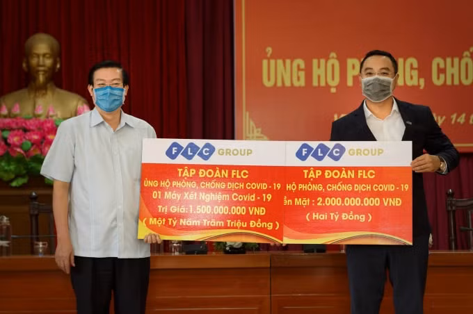 Tập đoàn FLC trao tặng 3,5 tỷ đồng tiền mặt và hiện vật hỗ trợ Vĩnh Phúc phòng chống dịch Covid – 19