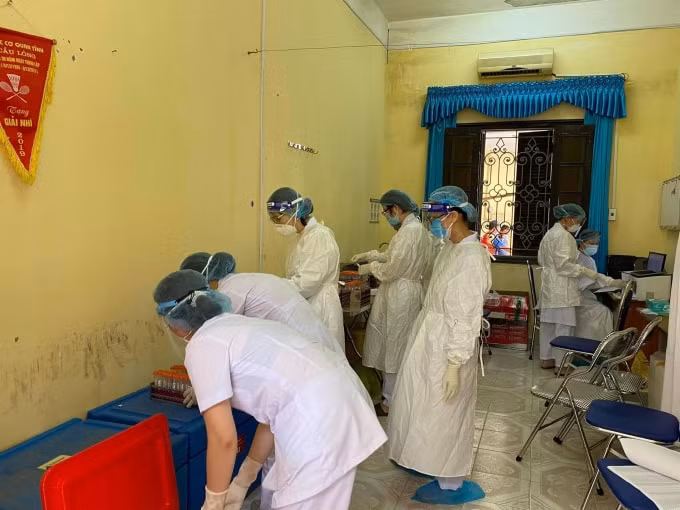 Nhân viên Trung tâm kiểm soát bệnh tật tỉnh Bắc Giang làm việc căng mình để sớm có kết quả xét nghiệm chính xác phục vụ công tác phòng, chống dịch (ảnh TL).