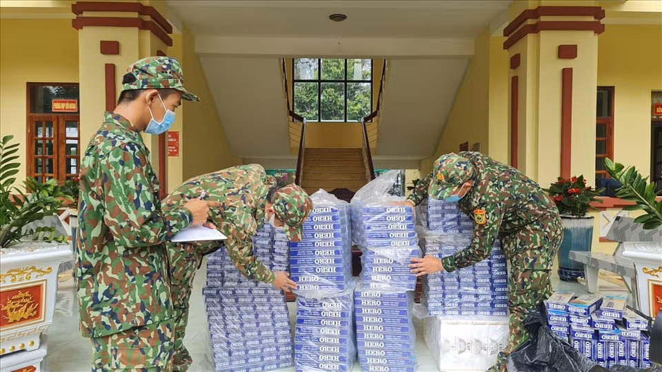 Gần 5.000 bao thuốc lá nhập lậu bị lực lượng chức năng thu giữ. Ảnh: laodong.vn