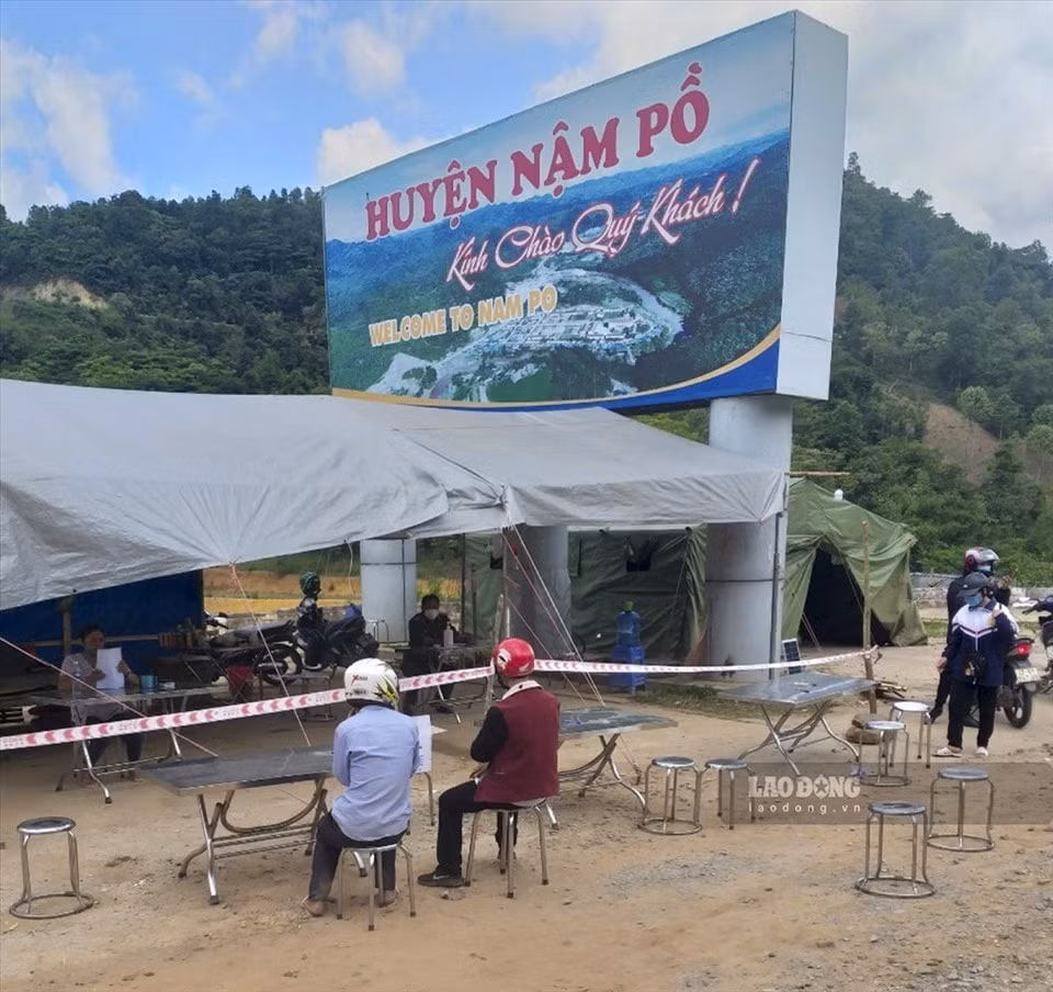 Tất cả người và phương tiện ra vào xã Si Pa Phìn đều được kiểm soát rất chặt chẽ. Ảnh: laodong.vn