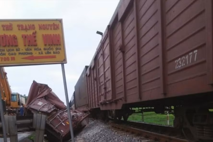 Hiện trường vụ va chạm giữa tàu sắt chở hàng và container tại huyện Vụ Bản (tỉnh Nam Định) vào sáng nay 15/5. Ảnh: laodong.vn