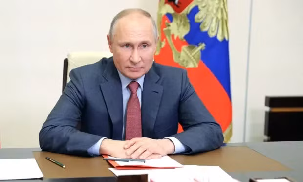 Vladimir Putin đã ký luật hạn chế số lượng nhân viên địa phương làm việc tại các cơ quan đại diện ngoại giao nước ngoài. Ảnh: Sergei Ilyin / Sputnik / AFP / Getty Images