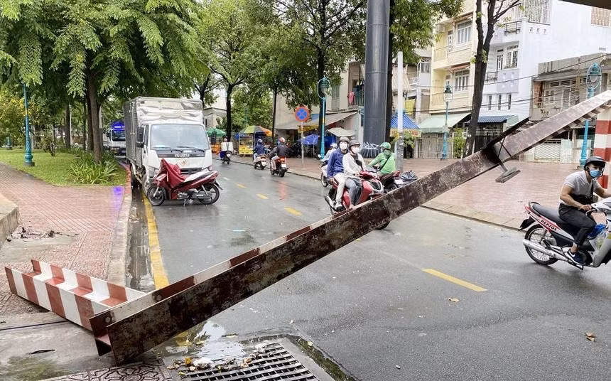Vụ tai nạn khiến thanh giới hạn chiều cao bị đổ sập. Ảnh: Zingnews.vn