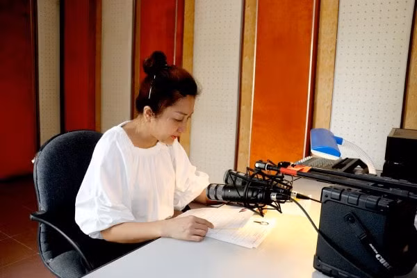 Phát thanh viên Trung tâm VHTT - TT Gia Lâm thực hiện các chương trình phát thanh
