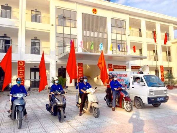 Đội tuyên truyền lưu động của các xã, thị trấn huyện Gia Lâm cũng tham gia tích cực về tuyên truyền bầu cử và phòng, chống dịch.
