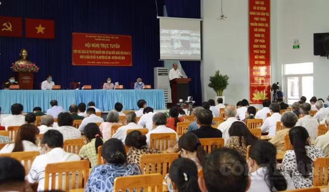 Nhiều cử tri theo dõi Chủ tịch nước và các ứng viên ĐBQH trình bày chương trình hành động. Ảnh: Thái Sơn