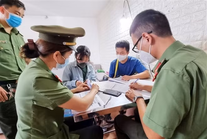 Lực lượng An ninh điều tra làm việc với 2 bị can. Ảnh: vtc.vn