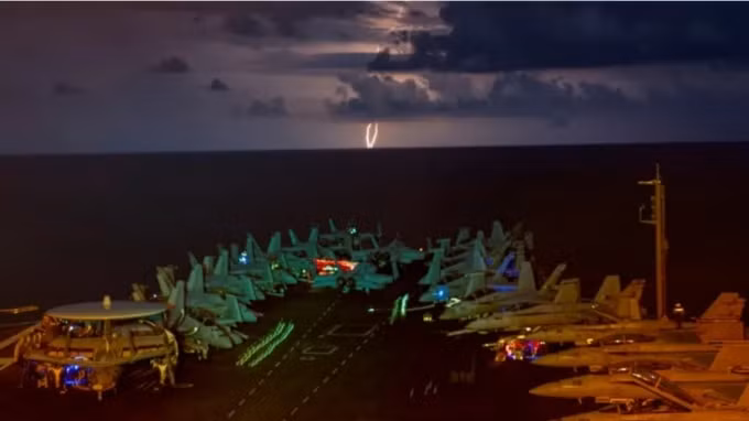 Hàng không mẫu hạm USS Nimitz của Hải quân Hoa Kỳ đi qua Biển Đông vào tháng 7 năm 2020 © Hải quân Hoa Kỳ / Reuters