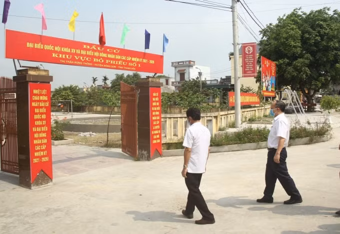 Tại các địa phương, công tác kiểm tra hoạt động bầu cử và phòng chống Covid-19 được quan tâm thường xuyên, liên tục. Ảnh: TH