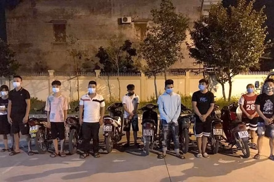 Nhóm thanh thiếu niên đua xe trái phép giữa mùa dịch Covid-19, bị phát hiện, xử lý. Ảnh: laodong.vn
