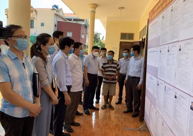 Công tác lập, công bố và niêm yết danh sách chính thức những người ứng cử đại biểu Quốc hội khóa XV và đại biểu Hội đồng nhân dân các cấp được thực hiện theo đúng quy định. Ảnh: BTH