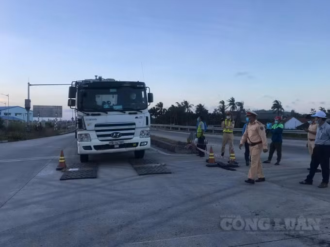Sau thời gian bất hợp tác, tài xế đã phối hợp đưa xe lên cân (ảnh Cục Quản lý Đường bộ III).