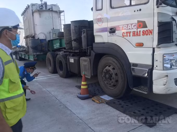 Lực lượng chức năng tiến hành cân kiểm tra xe siêu trường siêu trọng (ảnh Cục Quản lý Đường bộ III).