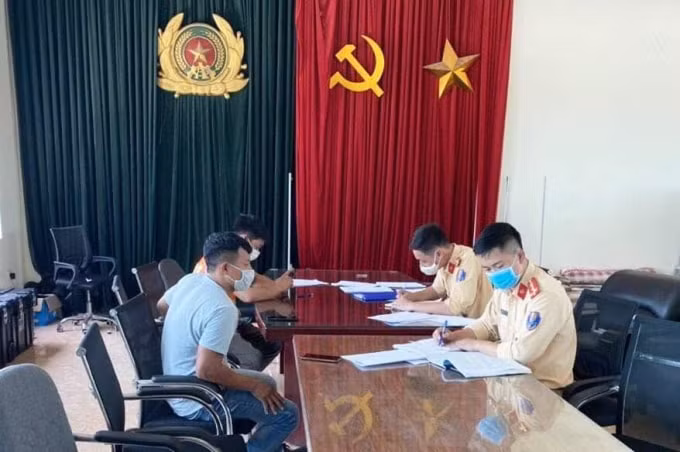 Lực lượng chức năng làm việc với người vi phạm (Ảnh: CACC).