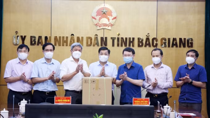 Thứ trưởng Bộ Y tế Nguyễn Trường Sơn trao hơn 3,7 nghìn test nhanh hỗ trợ công tác xét nghiệm Covid-19 trên địa bàn tỉnh. Ảnh: TL