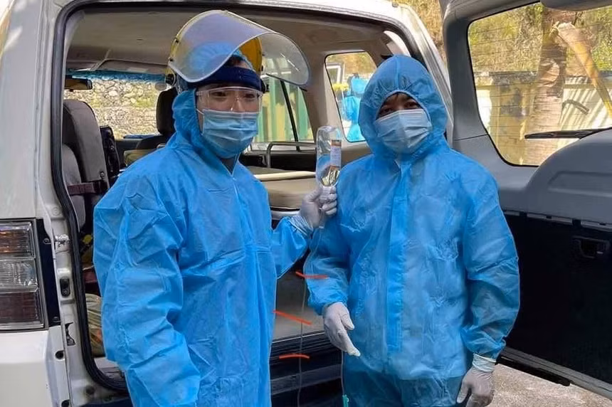 Ông Đoàn Ngọc Hải được xe chuyên dụng đưa từ thị xã Mường Lay về Bệnh viện Đa khoa tỉnh Điện Biên. Ảnh: danviet.vn
