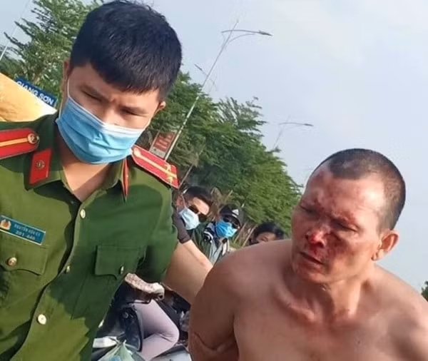 Đối tượng Đặng Phạm Sáu bị công an khống chế, bắt giữ