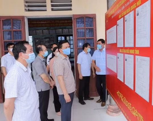 Bí thư Tỉnh ủy Thanh Hóa Đỗ Trọng Hưng kiểm tra công tác bầu cử tại huyện Nga Sơn. Ảnh: MH