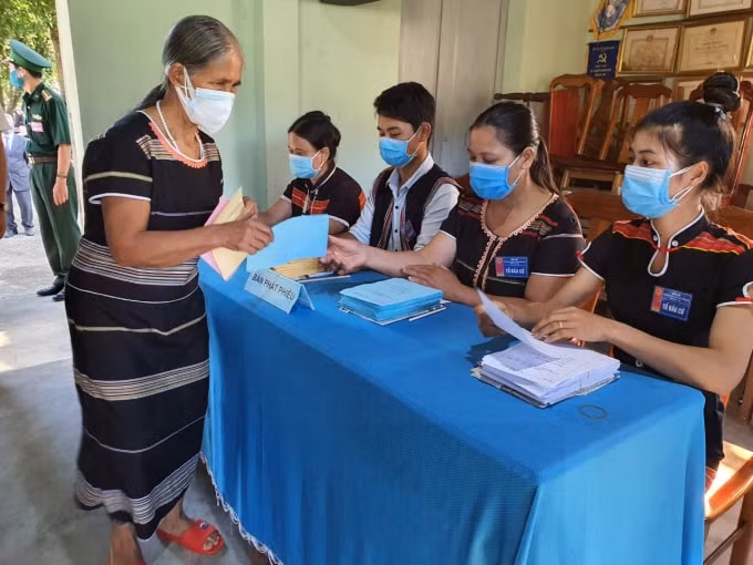 Bà con huyện miền núi đến điểm bầu cử từ rất sớm, đồng thời đảm bảo công tác phòng, chống dịch Covid-19.
