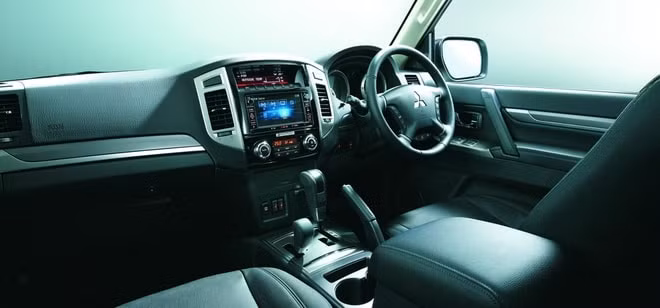 Khoang cabin của Mitsubishi Pajero. Ảnh: Mitsubishi